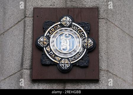 Logo Garda Siochana sulla stazione di Pearse Street nel centro di Dublino. Il ministro della giustizia Helen McEntee ha dichiarato che fornirà ulteriori 10 milioni di euro di finanziamenti per la polizia di Dublino. Data immagine: Venerdì 28 luglio 2023. Foto Stock