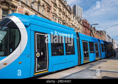 Tram Midland Metro che corre lungo Corporation Street nel centro di Birmingham Foto Stock