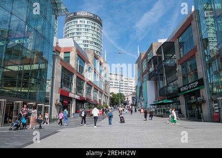 Gli amanti dello shopping camminano lungo l'area all'aperto del Bullring Shopping Centre di Birmingham Foto Stock