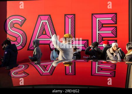 La gente aspetta fuori dal negozio Selfridges in Oxford Street a Londra, prima dell'apertura il giorno di Santo Stefano. Foto Stock