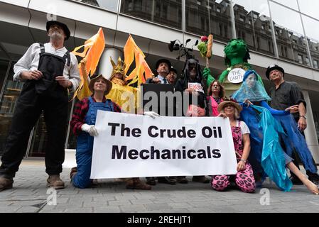 Londra, Regno Unito. 28 luglio 2023. Gli attivisti per il clima "The Crude Oil Mechanicals" eseguono una protesta teatrale fuori dalla sede londinese di BlackRock, uno dei più grandi gestori di fondi al mondo e che è fortemente investito in combustibili fossili. L'azione segue le osservazioni del giorno precedente del segretario generale delle Nazioni Unite António Guterres che "il cambiamento climatico è qui. E' terrificante. Ed è solo l'inizio. Crediti: Ron Fassbender/Alamy Live News Foto Stock
