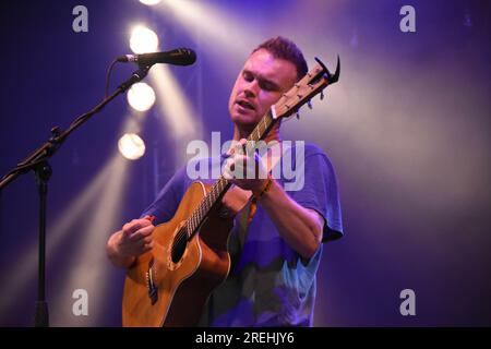 Malmesbury, Wiltshire, Regno Unito. 28 luglio 2023. Sam Kelly e i Lost Boys, si esibiscono al Womad Festival. Il festival WOMAD (World of Music and Dance) si è svolto a Charlton Park vicino a Malmesbury nel Wiltshire, Regno Unito. Ora, al suo 41° anno, migliaia di persone si sono recate nel parco per assistere a una variegata formazione internazionale di artisti. (Immagine di credito: © Rod Harbinson/ZUMA Press Wire) SOLO USO EDITORIALE! Non per USO commerciale! Foto Stock