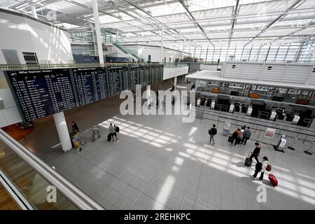 Monaco, Germania. 28 luglio 2023. I viaggiatori camminano verso il loro cancello nel Terminal 2 dell'aeroporto di Monaco. Gli aerei decollano l'ultimo giorno di scuola prima delle vacanze estive in Baviera. Credito: Felix Hörhager/dpa/Alamy Live News Foto Stock