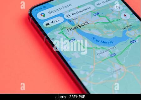 New York, USA - 21 luglio 2023: Mappa del traffico a Liverpool sullo schermo dello smartphone vista ravvicinata con sfondo rosso Foto Stock