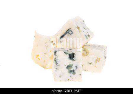cubetti di formaggio blu isolati su sfondo bianco Foto Stock