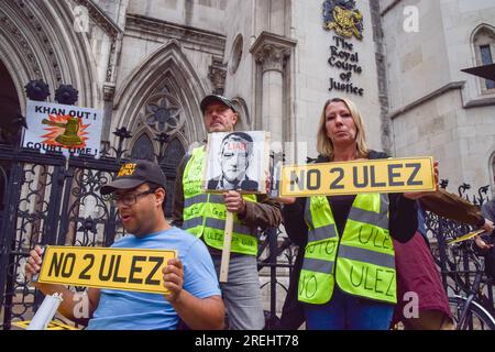 Londra, Regno Unito. 28 luglio 2023. I manifestanti tengono cartelli anti-ULEZ durante la manifestazione. I manifestanti riuniti fuori dall'alta Corte, mentre i consigli a guida conservatrice persero la loro sfida legale contro il sindaco di Londra Sadiq Khan per l'estensione della ULEZ (Ultra Low Emission zone). Credito: SOPA Images Limited/Alamy Live News Foto Stock