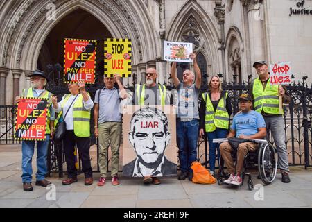 Londra, Regno Unito. 28 luglio 2023. I manifestanti tengono cartelli anti-ULEZ durante la manifestazione. I manifestanti riuniti fuori dall'alta Corte, mentre i consigli a guida conservatrice persero la loro sfida legale contro il sindaco di Londra Sadiq Khan per l'estensione della ULEZ (Ultra Low Emission zone). Credito: SOPA Images Limited/Alamy Live News Foto Stock