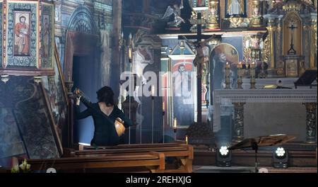 27 lug 2023 la liuta Anna Wiktoria Swoboda si prepara per un concerto nella chiesa di legno dell'UNESCO a Binarowa durante il Kromer Festival Biecz - Polonia Foto Stock