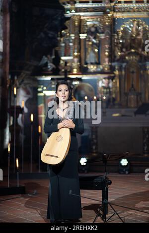 27 lug 2023 la liutaia Anna Wiktoria Swoboda esegue musica barocca nella chiesa in legno dell'UNESCO a Binarowa durante il Kromer Festival Biecz - Polonia Foto Stock