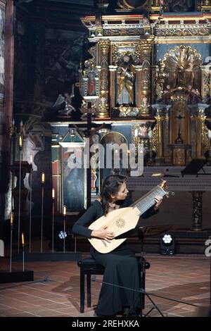 27 lug 2023 la liutaia Anna Wiktoria Swoboda esegue musica barocca nella chiesa in legno dell'UNESCO a Binarowa durante il Kromer Festival Biecz - Polonia Foto Stock