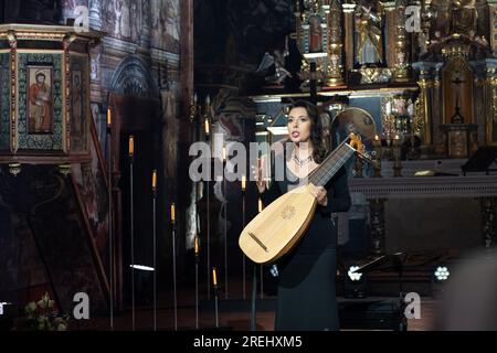 27 lug 2023 la liutaia Anna Wiktoria Swoboda esegue musica barocca nella chiesa in legno dell'UNESCO a Binarowa durante il Kromer Festival Biecz - Polonia Foto Stock