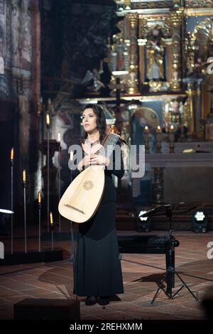 27 lug 2023 la liutaia Anna Wiktoria Swoboda esegue musica barocca nella chiesa in legno dell'UNESCO a Binarowa durante il Kromer Festival Biecz - Polonia Foto Stock