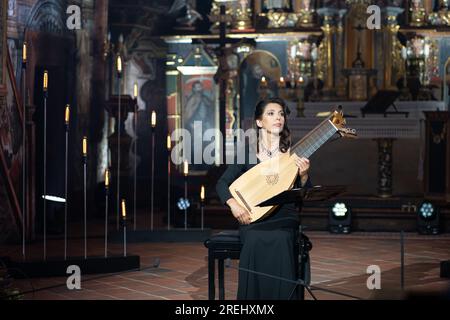 27 lug 2023 la liutaia Anna Wiktoria Swoboda esegue musica barocca nella chiesa in legno dell'UNESCO a Binarowa durante il Kromer Festival Biecz - Polonia Foto Stock