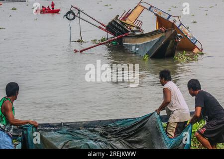 Binangonan, Rizal, Filippine. 28 luglio 2023. Un piccolo traghetto filippino si è capovolto quando i passeggeri sono improvvisamente affollati da una parte nel panico, mentre i forti venti hanno colpito la nave di legno, lasciando almeno 26 persone morte mentre altre 40 sono state salvate, hanno detto i funzionari venerdì. (Immagine di credito: © Ryan Eduard Benaid/ZUMA Press Wire) SOLO USO EDITORIALE! Non per USO commerciale! Foto Stock