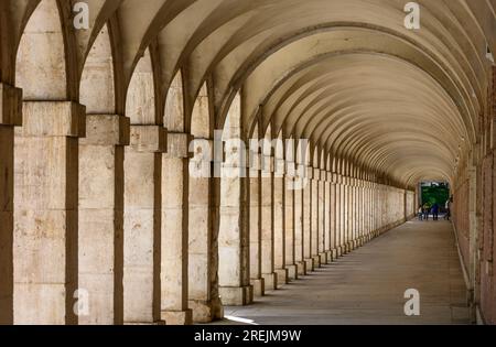 Una passerella colonnata attaccata al lato del Palazzo reale ad Aranjuez, Comunidad de Madrid, Spagna. Foto Stock