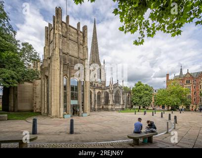 Vista della cattedrale di Sheffield da Church Street, Sheffield, South Yorkshire, Regno Unito il 24 luglio 2023 Foto Stock