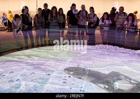 27 luglio 2023, Hiroshima, Giappone: I visitatori assistono a una presentazione in 3D del momento dell'attacco della bomba atomica sulla città di Hiroshima presso il Museo del Memoriale della Pace di Hiroshima. Quest'anno segnerà i 78 anni dal bombardamento atomico di Hiroshima (6 agosto 1945) durante la seconda guerra mondiale. Il Giappone è l'unico paese attaccato dalle bombe atomiche. Un gruppo di giornalisti stranieri ha visitato la città di Hiroshima (in un tour stampa) prima della cerimonia commemorativa. Il tour stampa è stato organizzato dal Ministero degli affari Esteri del Giappone con il sostegno del Foreign Press Center Japan. (Immagine di credito: © Rodrigo Reyes Marin/ZUMA Press W Foto Stock