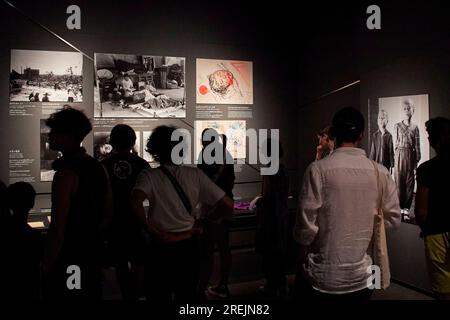 27 luglio 2023, Hiroshima, Giappone: Le immagini delle vittime della bomba atomica sulla città di Hiroshima nel 1945 sono in mostra al Museo della Pace di Hiroshima. Quest'anno segnerà i 78 anni dal bombardamento atomico di Hiroshima (6 agosto 1945) durante la seconda guerra mondiale. Il Giappone è l'unico paese attaccato dalle bombe atomiche. Un gruppo di giornalisti stranieri ha visitato la città di Hiroshima (in un tour stampa) prima della cerimonia commemorativa. Il tour stampa è stato organizzato dal Ministero degli affari Esteri del Giappone con il sostegno del Foreign Press Center Japan. (Immagine di credito: © Rodrigo Reyes Marin/ZUMA Press Wire) ed Foto Stock