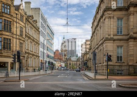 Ammira Leopold Street verso il municipio di Sheffield e la torre dell'orologio a Sheffield, South Yorkshire, Regno Unito, il 24 luglio 2023 Foto Stock