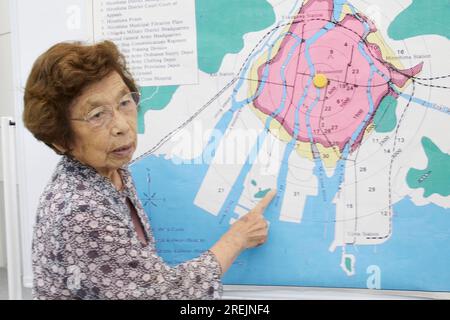 27 luglio 2023, Hiroshima, Giappone: Sadae Kasaoka, sopravvissuta alla bomba atomica, indica su una mappa la sua casa al momento del bombardamento atomico nel 1945, durante un incontro speciale con giornalisti stranieri al Museo della Pace di Hiroshima. Quest'anno segnerà i 78 anni dal bombardamento atomico di Hiroshima (6 agosto 1945) durante la seconda guerra mondiale. Il Giappone è l'unico paese attaccato dalle bombe atomiche. Un gruppo di giornalisti stranieri ha visitato la città di Hiroshima (in un tour stampa) prima della cerimonia commemorativa. Il tour stampa è stato organizzato dal Ministero degli affari Esteri del Giappone con il sostegno del Pre Esteri Foto Stock