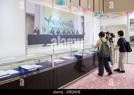 27 luglio 2023, Hiroshima, Giappone: I visitatori guardano le foto e i documenti dei leader del G7 sono in mostra durante una mostra speciale al Museo del Memoriale della Pace di Hiroshima. Quest'anno segnerà i 78 anni dal bombardamento atomico di Hiroshima (6 agosto 1945) durante la seconda guerra mondiale. Il Giappone è l'unico paese attaccato dalle bombe atomiche. Un gruppo di giornalisti stranieri ha visitato la città di Hiroshima (in un tour stampa) prima della cerimonia commemorativa. Il tour stampa è stato organizzato dal Ministero degli affari Esteri del Giappone con il sostegno del Foreign Press Center Japan. (Immagine di credito: © Rodrigo Reyes Marin/ZUM Foto Stock