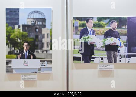 27 luglio 2023, Hiroshima, Giappone: Le foto del primo ministro giapponese Fumio Kishida e del presidente ucraino Volodymyr Zelenskyy durante il G7 Summit 2023 sono in mostra durante una mostra speciale al Museo Memoriale della Pace di Hiroshima. Quest'anno segnerà i 78 anni dal bombardamento atomico di Hiroshima (6 agosto 1945) durante la seconda guerra mondiale. Il Giappone è l'unico paese attaccato dalle bombe atomiche. Un gruppo di giornalisti stranieri ha visitato la città di Hiroshima (in un tour stampa) prima della cerimonia commemorativa. Il tour stampa è stato organizzato dal Ministero degli affari Esteri del Giappone con il sostegno degli Esteri Foto Stock