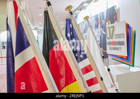 27 luglio 2023, Hiroshima, Giappone: Le bandiere dei leader del G7 e il logo sono in mostra durante una mostra speciale al Museo commemorativo della pace di Hiroshima. Quest'anno segnerà i 78 anni dal bombardamento atomico di Hiroshima (6 agosto 1945) durante la seconda guerra mondiale. Il Giappone è l'unico paese attaccato dalle bombe atomiche. Un gruppo di giornalisti stranieri ha visitato la città di Hiroshima (in un tour stampa) prima della cerimonia commemorativa. Il tour stampa è stato organizzato dal Ministero degli affari Esteri del Giappone con il sostegno del Foreign Press Center Japan. (Immagine di credito: © Rodrigo Reyes Marin/ZUMA Press Wire) USO EDITORIALE ONL Foto Stock