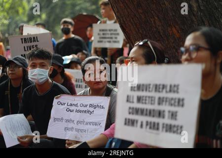 Nuova Delhi, India. 28 luglio 2023. I membri della tribù Kuki tengono cartelli contro l'uccisione del loro popolo nel loro stato natale nord-orientale di Manipur, durante una protesta a nuova Delhi. I gruppi Kukis e Meiteis dello stato nord-orientale dell'India di Manipur sono in conflitto dal 3 maggio per le richieste di benefici economici e lo status di riserva. Credito: SOPA Images Limited/Alamy Live News Foto Stock