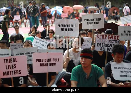 Nuova Delhi, India. 28 luglio 2023. Membri della tribù Kuki che tenevano cartelli contro l'uccisione del loro popolo nel loro stato natale nord-orientale di Manipur, durante una protesta a nuova Delhi. I gruppi Kukis e Meiteis dello stato nord-orientale dell'India di Manipur sono in conflitto dal 3 maggio per le richieste di benefici economici e lo status di riserva. Credito: SOPA Images Limited/Alamy Live News Foto Stock