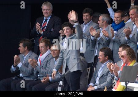 Rory McIlroy del Team Europe festeggia con i suoi compagni di squadra sul palco dopo la vittoria dell'Europa nella Ryder Cup 2010 al Celtic Manor Resort il 4 ottobre 2010 a Newport, Regno Unito. Foto Stock