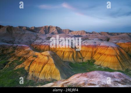 Tramonta sulle caratteristiche prominenti conosciute come le colline gialle nel Badlands National Park del South Dakota, che si formarono quando l'antico mare si prosciugò Foto Stock