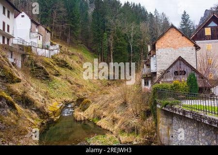 Vecchi edifici vicino al torrente Degano nella Valle del Degano nel villaggio montano di Rigolato in Carnia, Friuli-Venezia Giulia, ne Italia Foto Stock