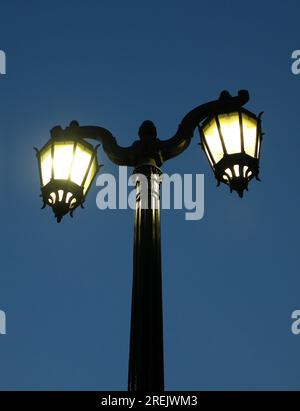 Lanterne di illuminazione stradale in stile coloniale Foto Stock