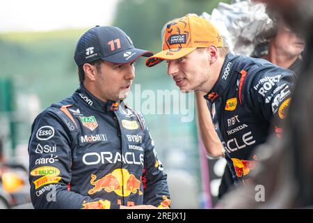 Stavelot, Belgio. 28 luglio 2023. Il pilota messicano Sergio Perez Red Bull Racing e il pilota olandese Max Verstappen Red Bull Racing sono raffigurati dopo la sessione di qualificazione al Gran Premio di F1 del Belgio, gara a Spa-Francorchamps, venerdì 28 luglio 2023. Il Gran Premio di Formula uno di Spa-Francorchamps si svolge questo fine settimana, dal 28 al 30 luglio. BELGA PHOTO JONAS ROOSENS Credit: Belga News Agency/Alamy Live News Foto Stock