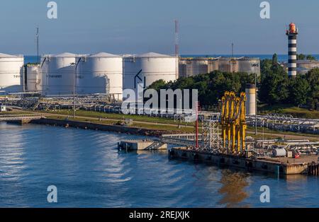 Impianto di stoccaggio del petrolio e faro, porto di Klaipeda, Lituania, Europa Foto Stock