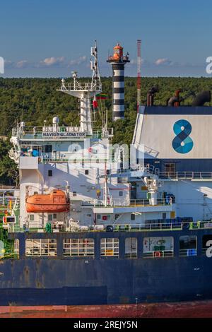 Impianto di stoccaggio del petrolio e faro, porto di Klaipeda, Lituania, Europa Foto Stock