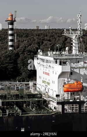 Impianto di stoccaggio del petrolio e faro, porto di Klaipeda, Lituania, Europa Foto Stock