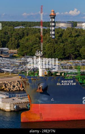 Impianto di stoccaggio del petrolio e faro, porto di Klaipeda, Lituania, Europa Foto Stock