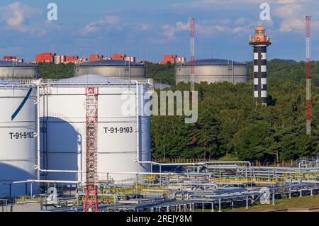 Impianto di stoccaggio del petrolio e faro, porto di Klaipeda, Lituania, Europa Foto Stock