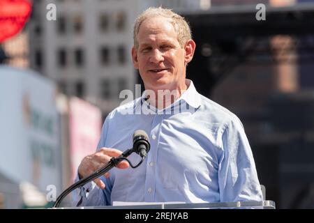 New York, Stati Uniti. 27 luglio 2023. Janno Lieber, presidente e CEO di MTA, parla come il Governatore Kathy Hochul ha annunciato la cerimonia del Music Under New York Riders Choice Award a Times Square a New York. La vincitrice fu Brass Queens, una band femminile di ottoni con sede a Brooklyn. Prima della cerimonia ENISA Nikaj, conosciuta professionalmente come ENISA, per gentile concessione della Atlantic Records, si esibì. (Foto di Lev Radin/Pacific Press) Credit: Pacific Press Media Production Corp./Alamy Live News Foto Stock