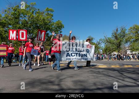 Davis, CA - 15 aprile 2023. Picnic Day Parade presso l'Università della California a Davis con Gun Sense, Moms Demand Action Foto Stock