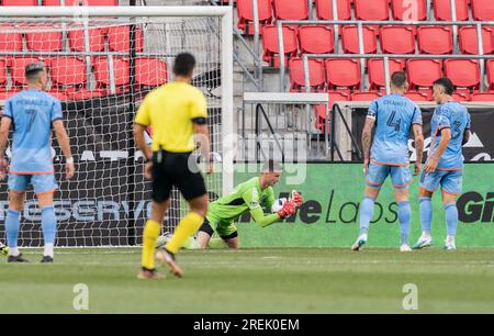 Harrison, Stati Uniti. 26 luglio 2023. Il portiere Matt Freese (49) della NYCFC salva durante il match della Leagues Cup 2023 contro il Toronto FC alla Red Bull Arena di Harrison, New Jersey, il 26 luglio. NYCFC ha vinto 5 - 0 (foto di Lev Radin/Pacific Press) credito: Pacific Press Media Production Corp./Alamy Live News Foto Stock