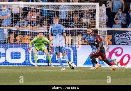 Harrison, Stati Uniti. 26 luglio 2023. Blessing Latif (11) del Toronto FC controlla la palla durante la partita della Leagues Cup 2023 contro il NYCFC alla Red Bull Arena di Harrison, New Jersey, il 26 luglio. NYCFC ha vinto 5 - 0 (foto di Lev Radin/Pacific Press) credito: Pacific Press Media Production Corp./Alamy Live News Foto Stock