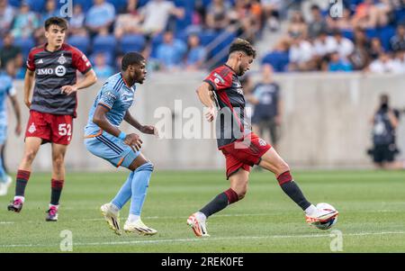 Harrison, Stati Uniti. 26 luglio 2023. Jonathan Osorio (21) del Toronto FC controlla la palla durante la partita della Leagues Cup 2023 contro il NYCFC alla Red Bull Arena di Harrison, New Jersey, il 26 luglio. NYCFC ha vinto 5 - 0 (foto di Lev Radin/Pacific Press) credito: Pacific Press Media Production Corp./Alamy Live News Foto Stock