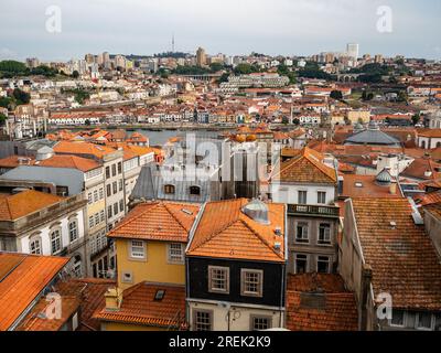 Porto è la seconda città più grande del Portogallo e la capitale della regione settentrionale, nonché un vivace centro industriale e commerciale. La città è costruita su un'altura che si affaccia sul lato settentrionale dell'estuario del fiume Douro e il suo centro storico è stato dichiarato patrimonio dell'umanità dell'UNESCO nel 1996. La città è piuttosto varia dal punto di vista architettonico, con edifici medievali e moderni affiancati. Foto Stock