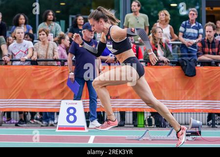 BREDA, PAESI BASSI - LUGLIO 28: Eveline Saalberg di GVAC gareggia su donne - semifinale di 400 metri durante i Campionati nazionali olandesi di atletica leggera il 28 luglio 2023 a Breda, Paesi Bassi (foto di Andre Weening/Orange Pictures) credito: Orange Pics BV/Alamy Live News Foto Stock