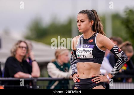 BREDA, PAESI BASSI - LUGLIO 28: Eveline Saalberg di GVAC gareggia su donne - semifinale di 400 metri durante i Campionati nazionali olandesi di atletica leggera il 28 luglio 2023 a Breda, Paesi Bassi (foto di Andre Weening/Orange Pictures) credito: Orange Pics BV/Alamy Live News Foto Stock