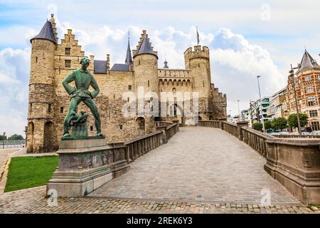 Castello di Steen (Het Steen "la roccia") ad Anversa, Belgio, con il monumento Lange Wapper, un personaggio folcloristico fiammingo, leggendario g Foto Stock