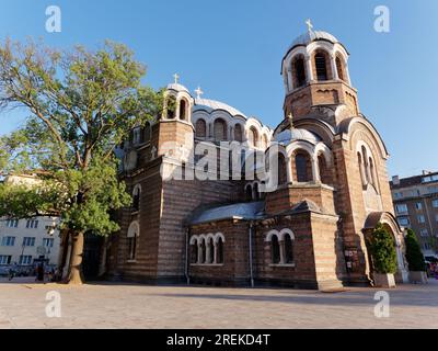 Esterno della chiesa dei sette santi (Sveti Sedmochislenitsi), una chiesa ortodossa di Sofia, Bulgaria. Ex Moschea Nera. 28 luglio 2023 Foto Stock