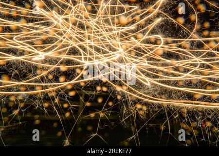 Immagine astratta della traccia luminosa dell'immagine a lunga esposizione dei fuochi d'artificio Foto Stock